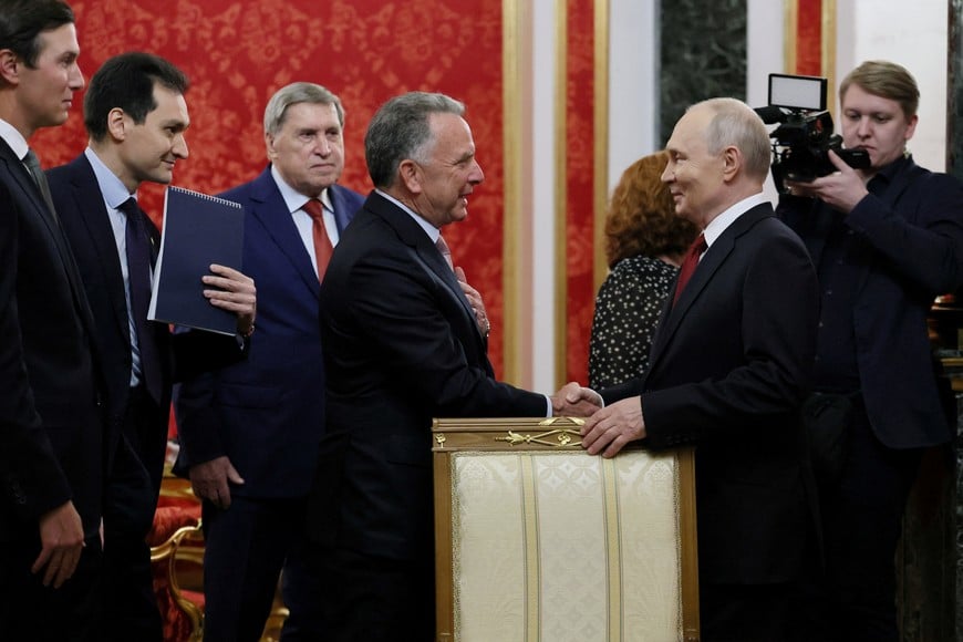 Russian President Vladimir Putin greets U.S. Special Envoy Steve Witkoff during a meeting at the Kremlin in Moscow, Russia, September 5, 2026. Sputnik/Mikhail Metzel/Pool via REUTERS ATTENTION EDITORS - THIS IMAGE WAS PROVIDED BY A THIRD PARTY.