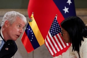 El secretario de Energía de Estados Unidos, Chris Wright, conversa con la presidenta interina de Venezuela, Delcy Rodríguez, en el Palacio de Miraflores el día de la firma de un acuerdo entre la petrolera estadounidense Chevron y funcionarios del gobierno para expandir las operaciones de la compañía. REUTERS/Leonardo Fernandez Viloria