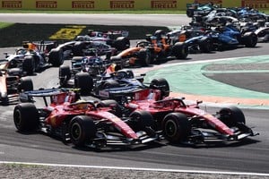 Charles Leclerc y Lewis Hamilton, compañeros en Ferrari, protagonizan una intensa pelea durante las primeras vueltas del Gran Premio de Italia en Monza. REUTERS/Jakub Porzycki TPX IMAGES OF THE DAY