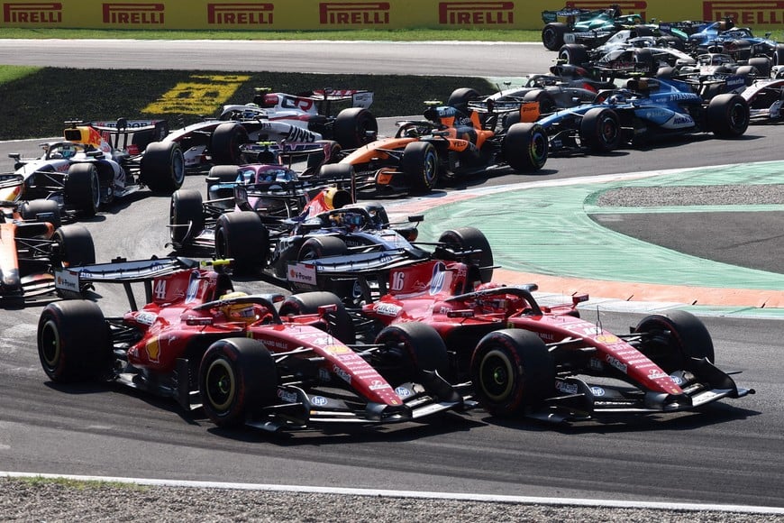 Formula One F1 - Italian Grand Prix - Autodromo Nazionale Monza, Monza, Italy - September 6, 2026
Ferrari's Charles Leclerc and Ferrari's Lewis Hamilton in action during the race REUTERS/Jakub Porzycki TPX IMAGES OF THE DAY