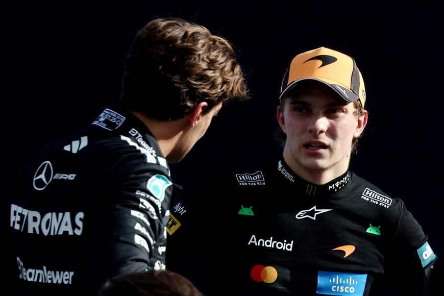 Formula One F1 - Italian Grand Prix - Autodromo Nazionale Monza, Monza, Italy - September 5, 2026
McLaren's Oscar Piastri, after qualifying at second place speaks with third placed Mercedes' George Russell REUTERS/Jakub Porzycki