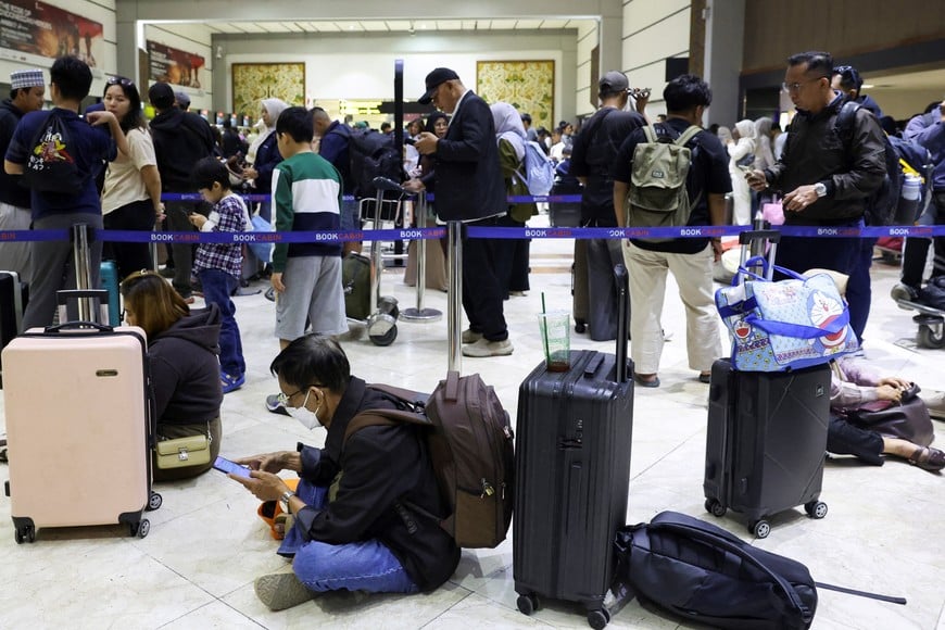Stranded passengers wait at check-in area as Soekarno Hatta International Airport closed its operations due to the eruption of the Mount Anak Krakatau volcano, in Tangerang, near Jakarta, Indonesia, September 6, 2026. REUTERS/Ajeng Dinar Ulfiana