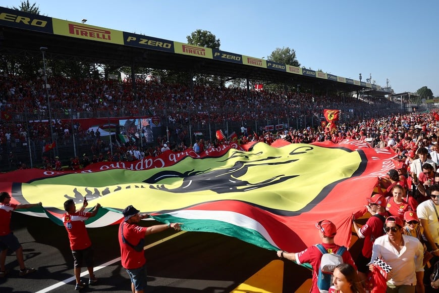 Formula One F1 - Italian Grand Prix - Autodromo Nazionale Monza, Monza, Italy - September 6, 2026
Ferrari and Italian fans invade the track to celebrate the victory of Mercedes' Andrea Kimi Antonelli REUTERS/Jakub Porzycki