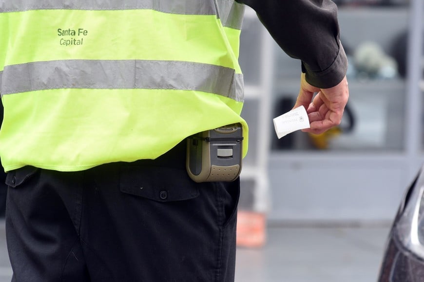 La ticketera que "mete miedo". Es el dispositivo para emitir multas. Guillermo Di Salvatore