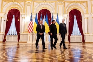 Los enviados de la Casa Blanca, Steve Witkoff y Jared Kushner, quienes en la víspera estuvieron en el Kremlin para presentar a Putin una propuesta que ponga fin a la guerra, llegaron este domingo a Kiev para reunirse con el presidente ucraniano Zelenski. Foto: Servicio de Prensa de la Presidencia de Ucrania / REUTERS.