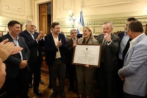 Para asumir como diputada nacional, en diciembre de 2025, Gisela Scaglia renunció a su cargo de vicegobernadora de Santa Fe. Como en aquella despedida, la legisladora nacional por Santa Fe volvió al recinto antes de la sesión del jueves 3. Gentileza Cámara de Senadores- Archivo El Litoral