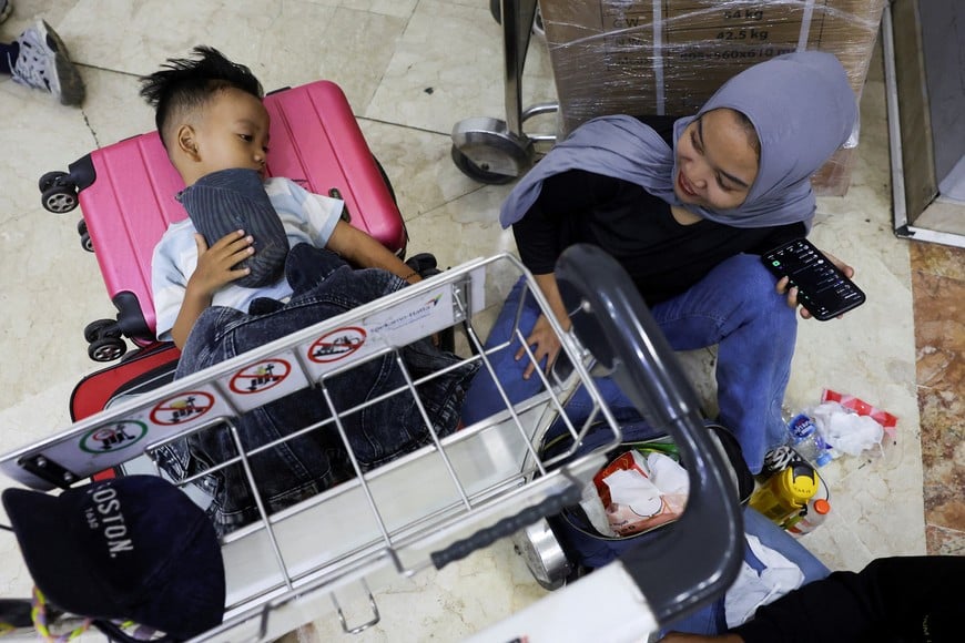 Stranded passengers wait at check-in area as Soekarno Hatta International Airport closed its operations due to the eruption of the Mount Anak Krakatau volcano, in Tangerang, near Jakarta, Indonesia, September 6, 2026. REUTERS/Ajeng Dinar Ulfiana