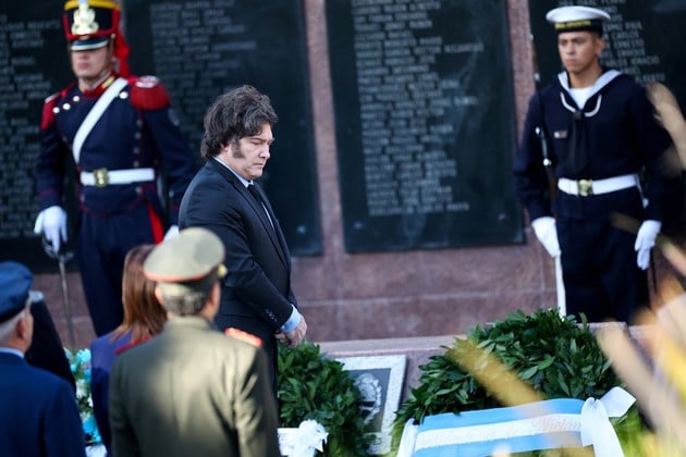 El presidente de Argentina, Javier Milei, junto al monumento conmemorativo con los nombres de los soldados argentinos fallecidos en Malvinas en la guerra de 1982 contra el Reino Unido. Foto: Archivo / REUTERS / Agustin Marcarian.