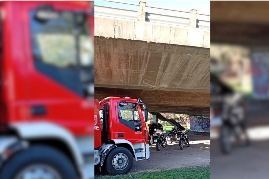 rescate de bomberos hombre dentro de una alcantarilla debajo del puente Oroño