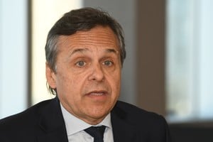 El diputado nacional, ex ministro de Transporte de la Nación y ex convencional constituyente de Santa Fe, Diego Giuliano, al jurar la carta magna provincial. Créditos: Manuel Fabatía