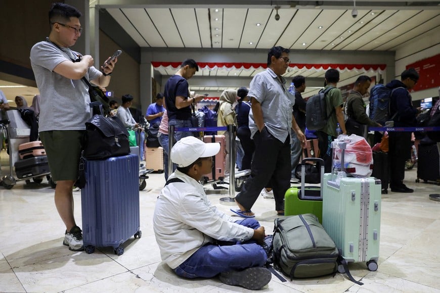 Stranded passengers wait at check-in area as Soekarno Hatta International Airport closed its operations due to the eruption of the Mount Anak Krakatau volcano, in Tangerang, near Jakarta, Indonesia, September 6, 2026. REUTERS/Ajeng Dinar Ulfiana