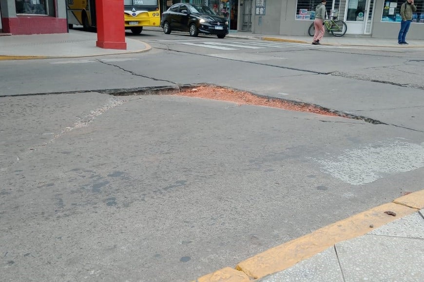 Vecinos advierten por el riesgo que representa el deterioro del pavimento. Crédito: El Litoral.