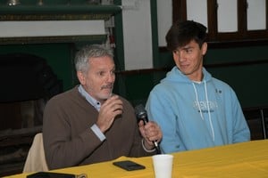 Regatas Santa Fe reconoció a Borzone y Fernández por su convocatoria a la Selección Argentina de waterpol. Foto: Manuel Fabatia