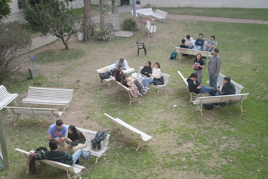 Una buena vida social y el compañerismo sano son estrategias positivas. Foto: Manuel Fabatía