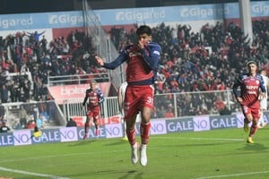 Gol de Misael Aguirre ante Instituto. Foto: Manuel Fabatia