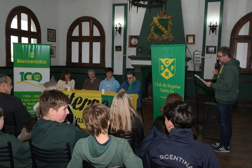 Regatas Santa Fe reconoció a Borzone y Fernández por su convocatoria a la Selección Argentina de waterpol. Foto: Manuel Fabatia