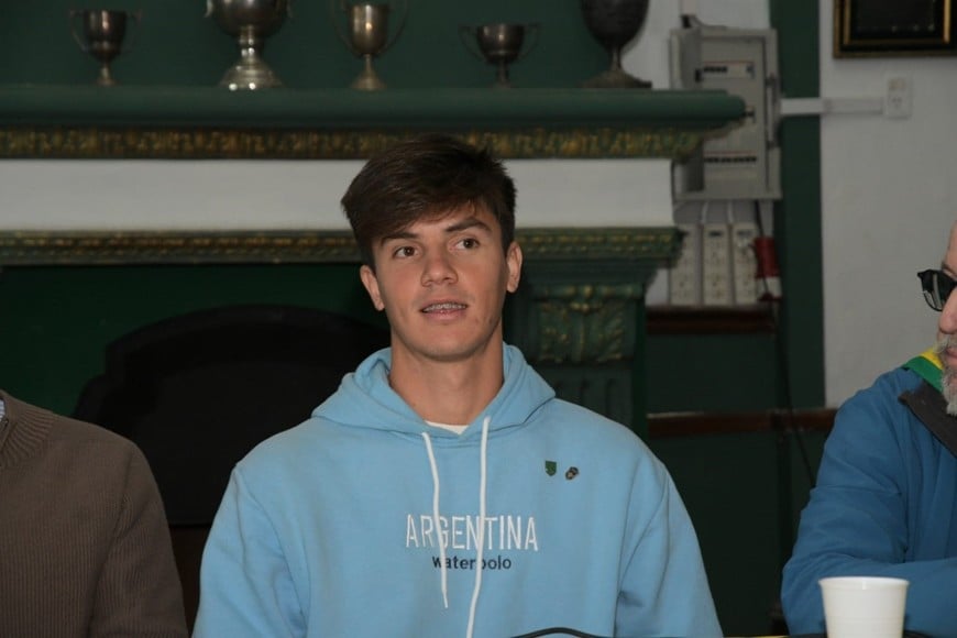 Regatas Santa Fe reconoció a Borzone y Fernández por su convocatoria a la Selección Argentina de waterpol. Foto: Manuel Fabatia