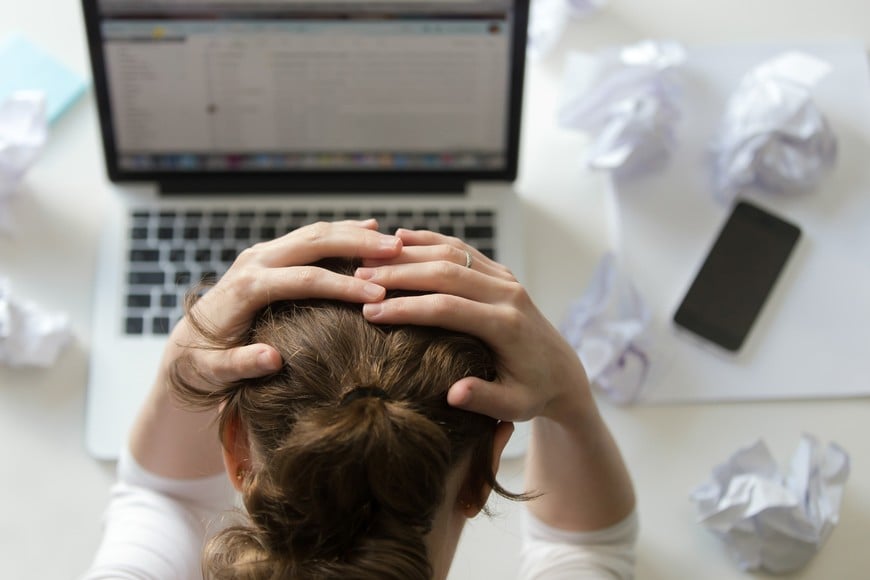 Hablar de bienestar emocional puede ayudar a reducir el estigma laboral.