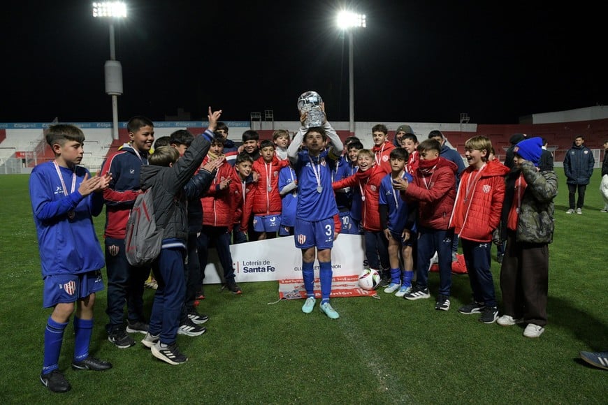 Agrandaditos. Los chicos de Unión y el logro de un trofeo que los llena de alegría.