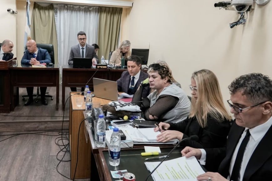 Los abogados Sebastián Queijeiro y Javier Baño, junto con Pity. Foto: Daniel Vides