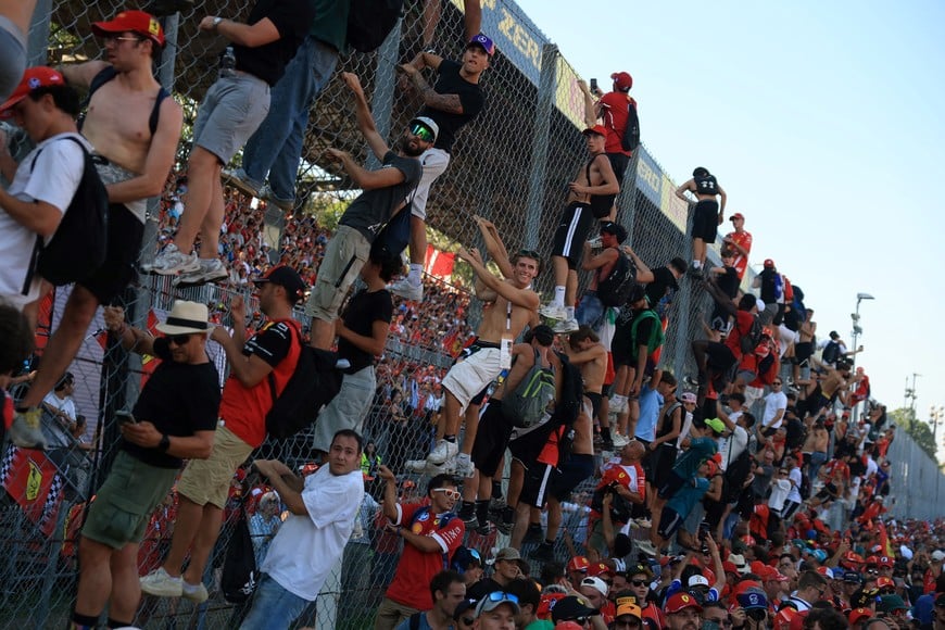 Formula One F1 - Italian Grand Prix - Autodromo Nazionale Monza, Monza, Italy - September 6, 2026
Ferrari and Italian fans invade the track to celebrate the victory of Mercedes' Andrea Kimi Antonelli REUTERS/Claudia Greco