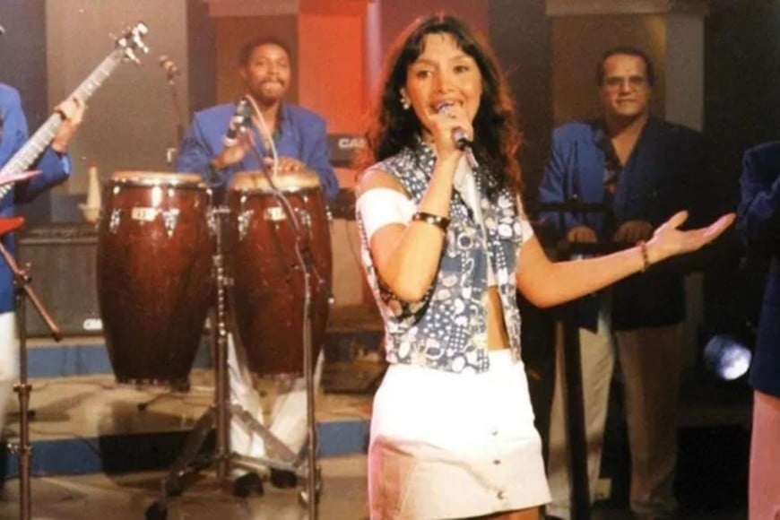 Gilda (Miriam Alejandra Bianchi), cantante tropical argentina, junto a su banda y su pareja Juan Carlos “Toti” Giménez (tecladista, compositor y productor)