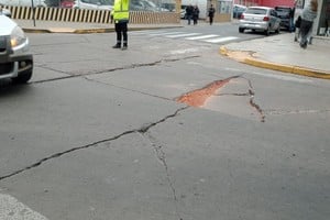 El pozo se encuentra en una esquina de intenso tránsito vehicular. Crédito: El Litoral.