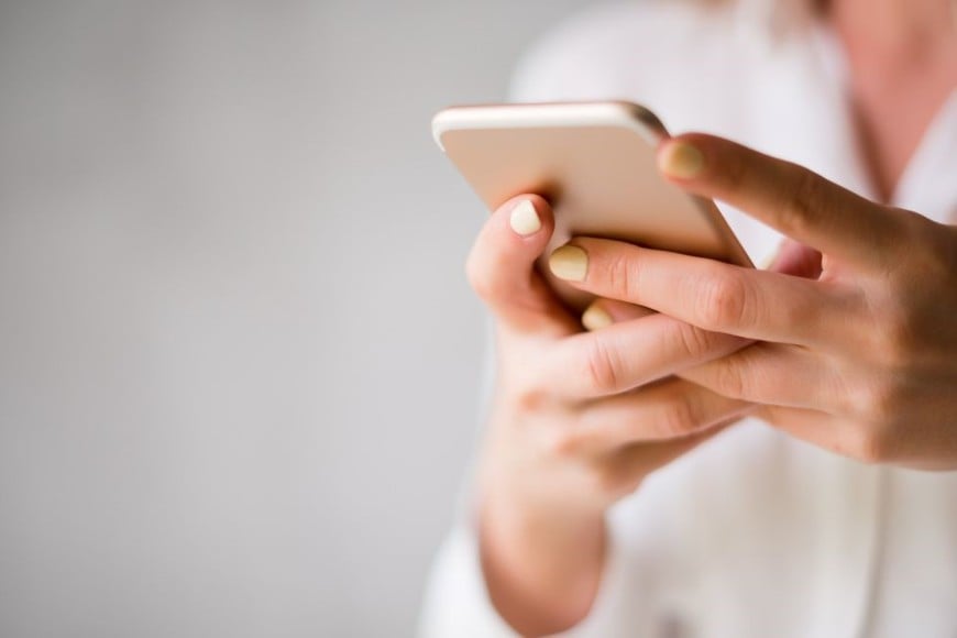 Que aparezca una publicidad después de hablar de un tema no demuestra que el celular haya escuchado esa conversación.