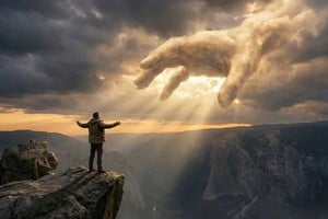 La muerte invade y cercena. Despoja de manera aviesa. Es cruel frente a los estrechos vínculos personales existentes.