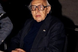 Norbert Elias (1897-1990). Sociólogo alemán de origen judío del que se toma la definición sociológica de "descivilización". Su trabajo se centró fundamentalmente en la relación entre poder, comportamiento, emoción y conocimiento.