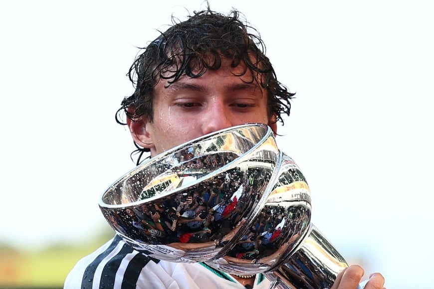 Formula One F1 - Italian Grand Prix - Autodromo Nazionale Monza, Monza, Italy - September 6, 2026
Mercedes' Andrea Kimi Antonelli kisses the trophy and celebrates with fans after winning the race REUTERS/Guglielmo Mangiapane