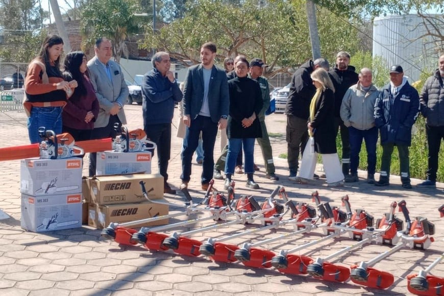 Las autoridades municipales y sindicales, presentes durante el acto. Gentileza