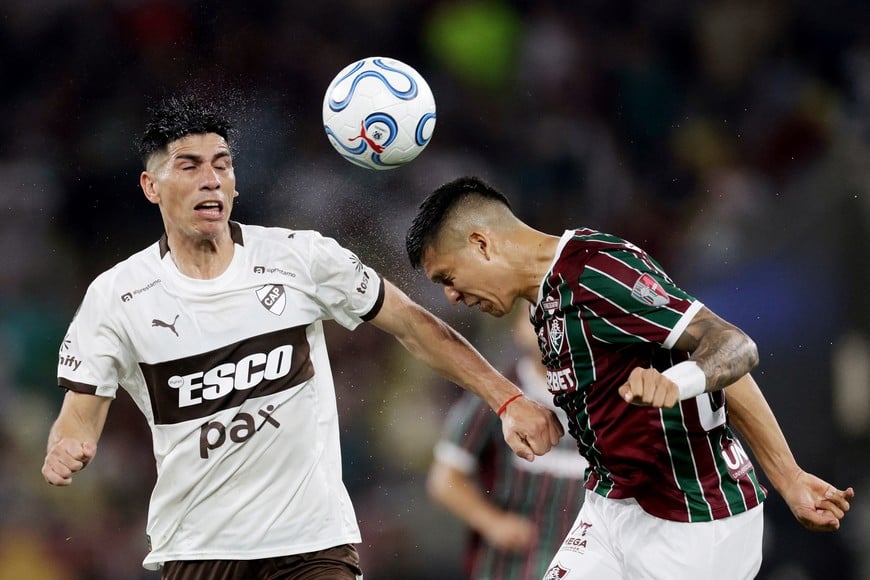 Soccer Football - Copa Libertadores - Quarter Final - First Leg - Fluminense v Platense - Estadio Maracana, Rio de Janeiro, Brazil - September 8, 2026
Platense's Bruno Sepulveda in action with Fluminense's Julian Millan REUTERS/Ricardo Moraes