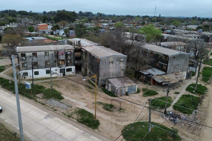 La Provincia inició este martes la demolición de las seis estructuras ubicadas entre Azcuénaga, Cafferata, Viñas y Roca. GP.