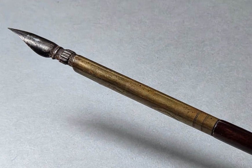 Imagen aportada por el Museo Histórico Provincial de Santa Fe. Lapicera de pluma que perteneció a José Gálvez, ex gobernador de Santa Fe. Número de inventario 47. Museo Histórico Provincial de Santa Fe Brigadier General Estanislao López, Ministerio de Cultura de Santa Fe.