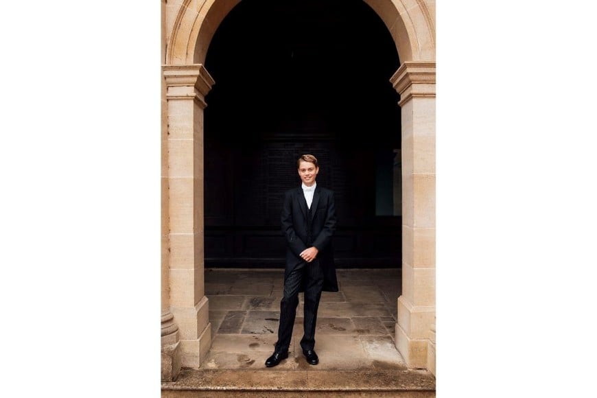 El Palacio de Kensington ha dado a conocer las primeras imágenes del príncipe George con su uniforme escolar.