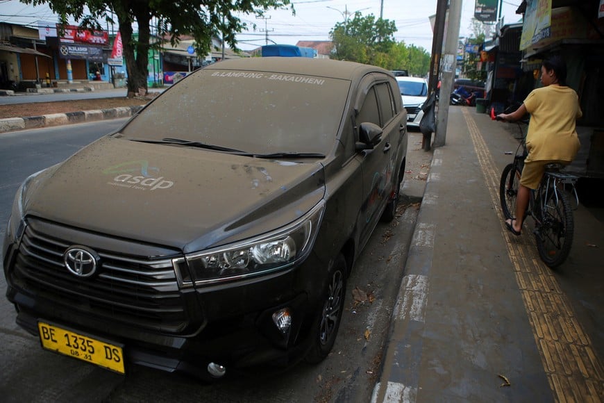A car covered with volcanic ash is parked, following the Mount Anak Krakatau volcano eruption, in Bandar Lampung, Lampung province, Indonesia, September 6, 2026. REUTERS/Stringer
