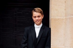 El Palacio de Kensington ha dado a conocer las primeras imágenes del príncipe George con su uniforme escolar.