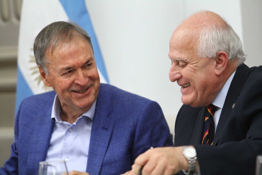 Los gobernadores Schiaretti y Lifschitz en 2018 cuando se firmó el convenio.