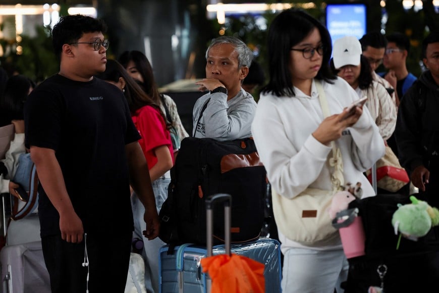 Passengers stand in line at the check-in area as Soekarno-Hatta International Airport reopened following the eruption of Mount Anak Krakatau, in Tangerang, near Jakarta, Indonesia, September 8, 2026. REUTERS/Ajeng Dinar Ulfiana