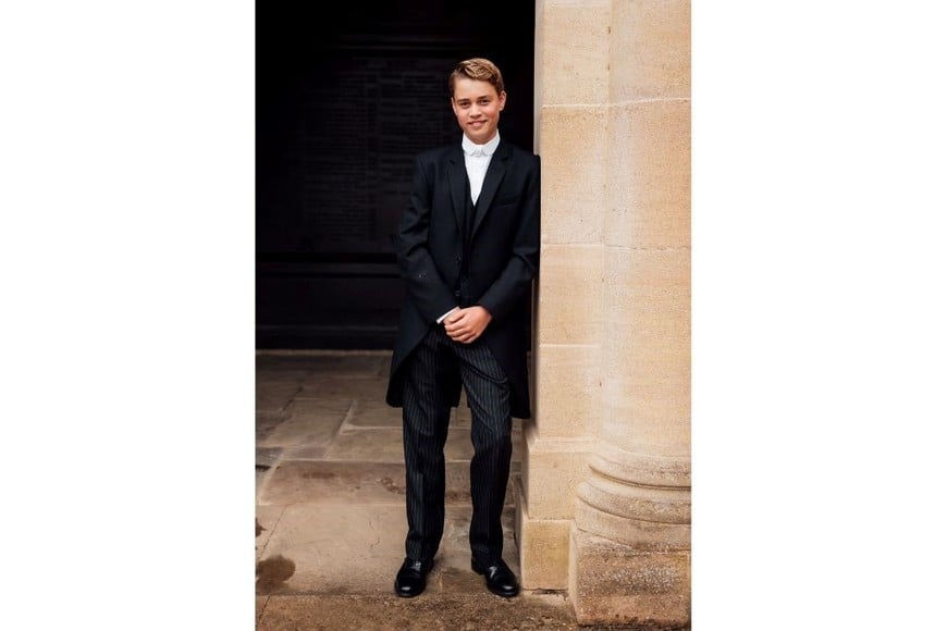 El Palacio de Kensington ha dado a conocer las primeras imágenes del príncipe George con su uniforme escolar.