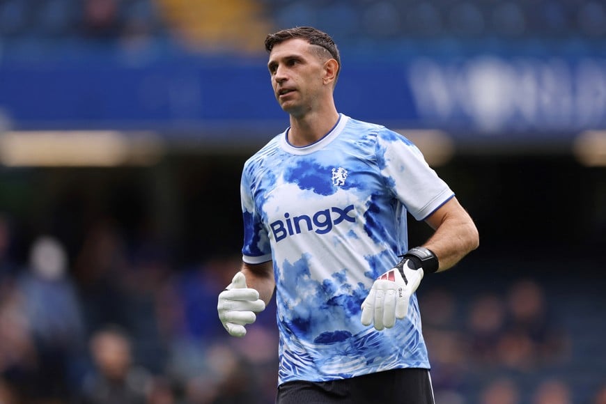 Soccer Football - Premier League - Chelsea v Brighton & Hove Albion - Stamford Bridge, London, Britain - August 30, 2026
Chelsea's Emiliano Martinez during the warm up before the match REUTERS/David Klein EDITORIAL USE ONLY. NO USE WITH UNAUTHORIZED AUDIO, VIDEO, DATA, FIXTURE LISTS, CLUB/LEAGUE LOGOS OR 'LIVE' SERVICES. ONLINE IN-MATCH USE LIMITED TO 120 IMAGES, NO VIDEO EMULATION. NO USE IN BETTING, GAMES OR SINGLE CLUB/LEAGUE/PLAYER PUBLICATIONS. PLEASE CONTACT YOUR ACCOUNT REPRESENTATIVE FOR FURTHER DETAILS..