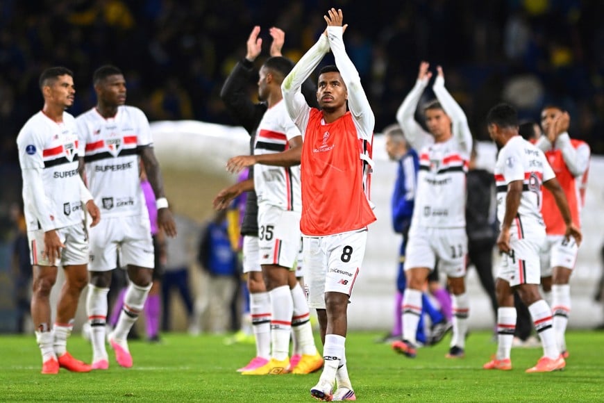Soccer Football - Copa Sudamericana - Quarter Final - First Leg - Boca Juniors v Sao Paulo - Estadio La Bombonera, Buenos Aires, Argentina - September 8, 2026
Sao Paulo's Marcos Antonio and teammates acknowledge to fans after the match REUTERS/Rodrigo Valle