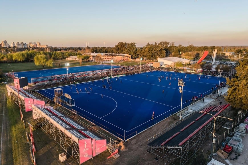 Maximiliano Pullaro inauguró este martes las obras realizadas en las dos canchas de la Asociación Santafesina de Hockey.