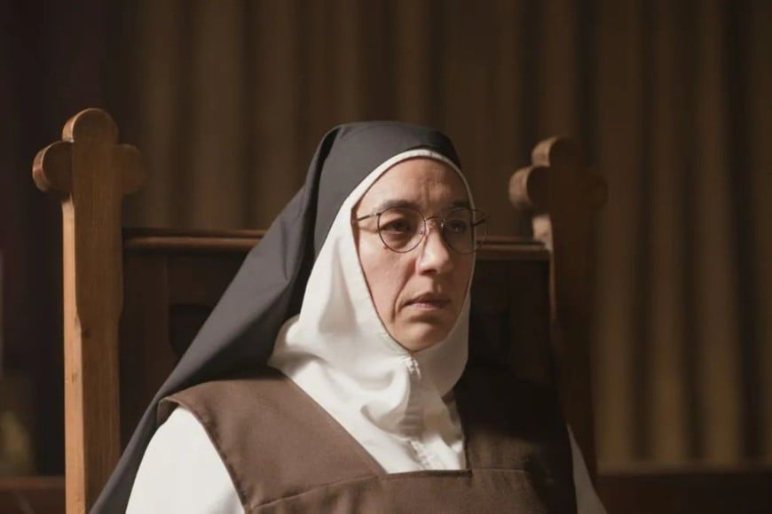 “Cautiva”: Bajo el régimen de Cecilia (Vega), el convento se convierte en un espacio de sometimiento y aislamiento.