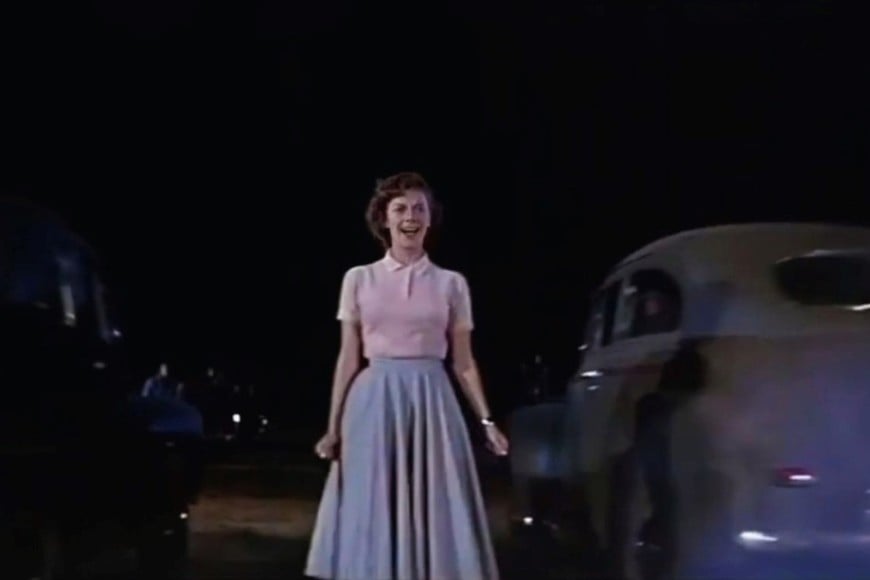 En "Rebelde sin causa" (1955) Natalie Wood interpreta a Judy, un personaje clave para que dos jóvenes se desafíen y finalmente jueguen sus vidas en la "carrera de la gallina" (chickie run), que tiene como última meta el borde de un acantilado mortal. Entre los conductores está Jim, interpretado por James Dean, quien falleció en un accidente de tránsito dos meses después del rodaje.