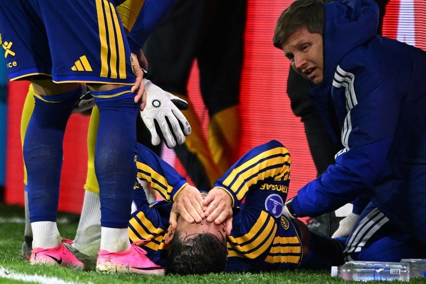 Soccer Football - Copa Sudamericana - Quarter Final - First Leg - Boca Juniors v Sao Paulo - Estadio La Bombonera, Buenos Aires, Argentina - September 8, 2026
Boca Juniors' Leandro Paredes receives medical attention after sustaining an injury REUTERS/Rodrigo Valle