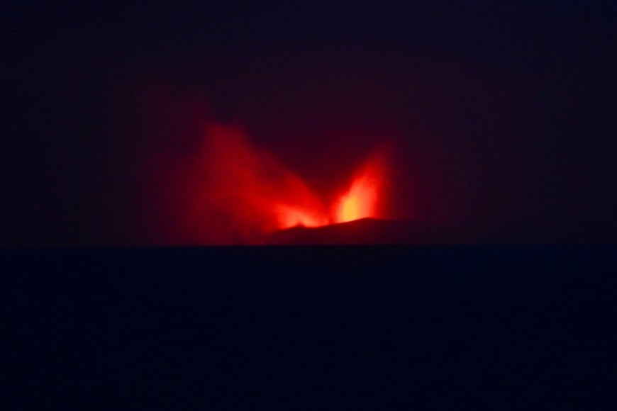 Mount Anak Krakatau volcano spews hot lava as seen from Pasauran village in Serang, Banten province, Indonesia, September 5, 2026. REUTERS/Rikardo TPX IMAGES OF THE DAY