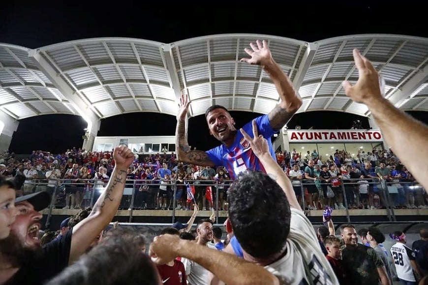 El Eldense celebró su ascenso por todo lo alto. Foto: José Antonio Sanzmarca
