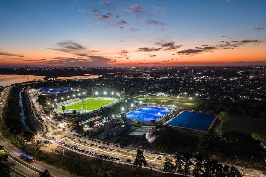Maximiliano Pullaro inauguró este martes las obras realizadas en las dos canchas de la Asociación Santafesina de Hockey.